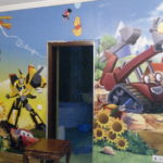 tapéta gyerek szobában felhelyezés közben