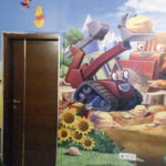 tapéta gyerek szobában felhelyezés közben